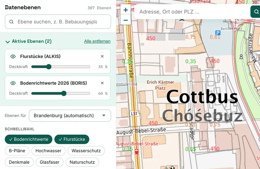 Ebenen-Leiste mit den aktiven Ebenen Flurstücke und Bodenrichtwerte 2026, jeweils mit Deckkraft-Regler, daneben die Cottbuser Innenstadt mit Bodenrichtwertzonen