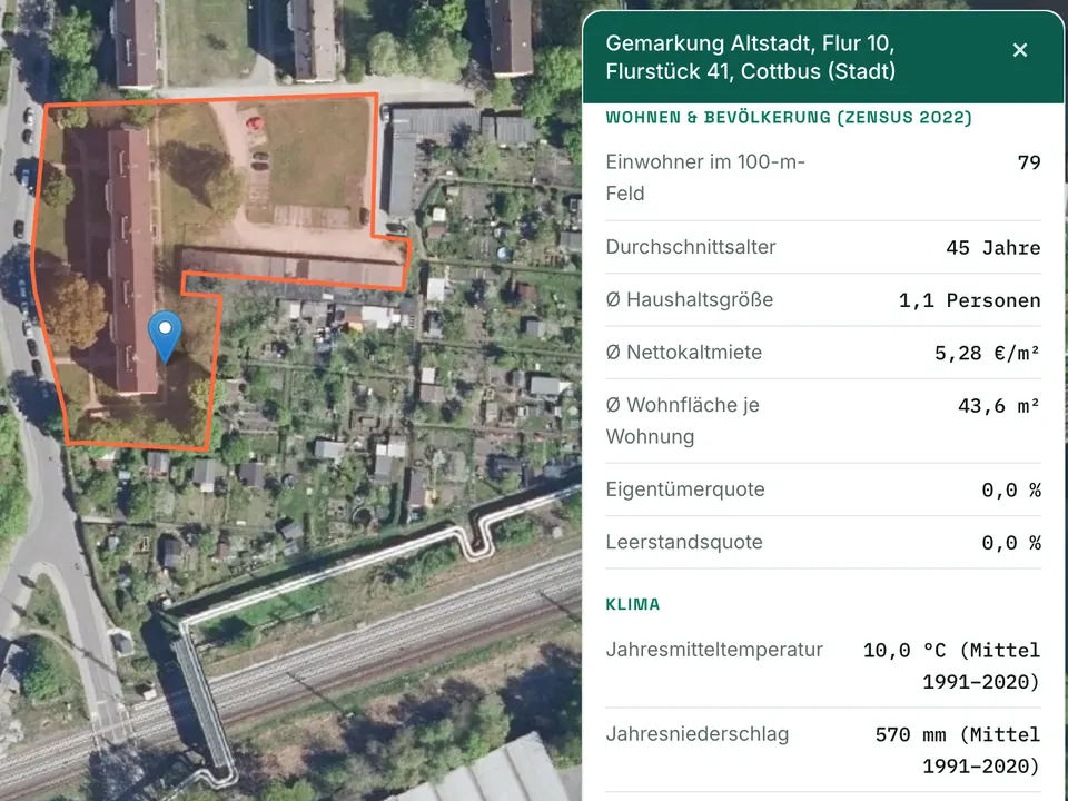 Luftbild mit markiertem Flurstück neben dem Dossier: Zensus 2022 mit Einwohnern, Durchschnittsalter, Nettokaltmiete und Wohnfläche im 100-m-Feld sowie Klimawerte wie Jahresmitteltemperatur und Niederschlag