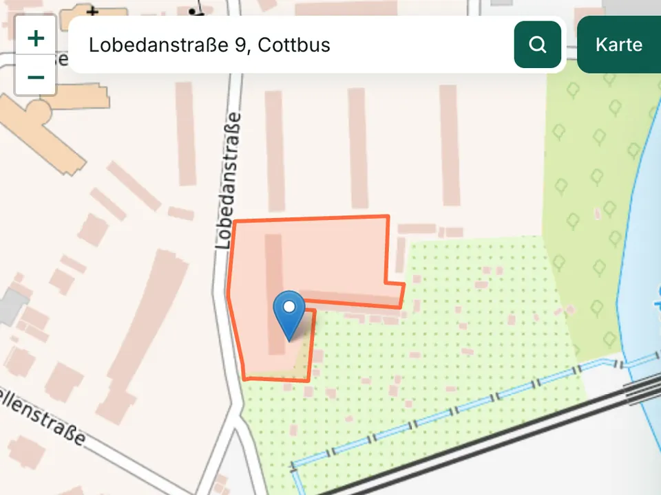 Karte von Cottbus mit eingegebener Adresse im Suchfeld und rot markiertem Flurstück an der Lobedanstraße