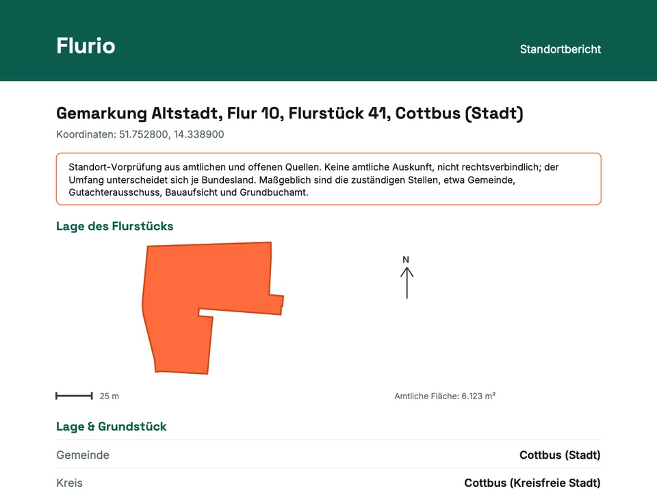 Erste Seite des PDF-Standortberichts mit Hinweiskasten (Standort-Vorprüfung, keine amtliche Auskunft, nicht rechtsverbindlich), Flurstücksumriss, Nordpfeil, Maßstab und Lageangaben